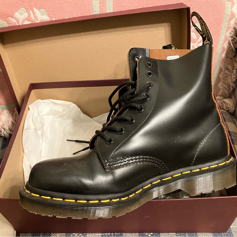 Dr. Martens - Vintage 1460 - 8 Eyelet Lace Up - Black Quilon - USA M7, W9, UK6